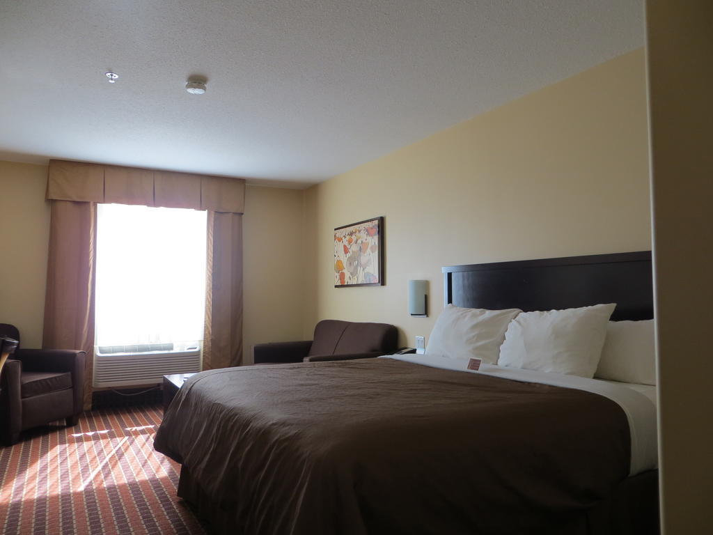 Poplar Tree Inn Stoughton Habitación foto