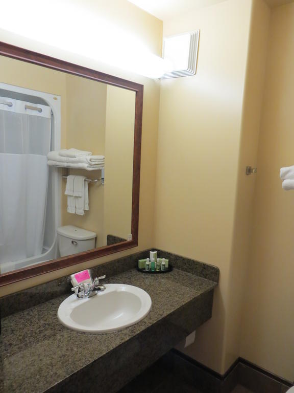 Poplar Tree Inn Stoughton Habitación foto